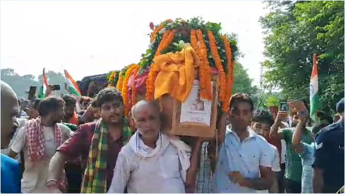 Independence Day पर तिरंगे में लिपटा आया शहीद जवान का शव, अंतिम यात्रा में रो पड़े सभी