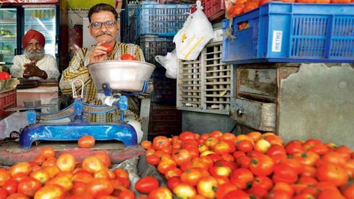 Tomato Rate: यूपी के इस शहर में इतना सस्ता बिका टमाटर, 2 घंटे में पूरी मंडी हो गई खाली