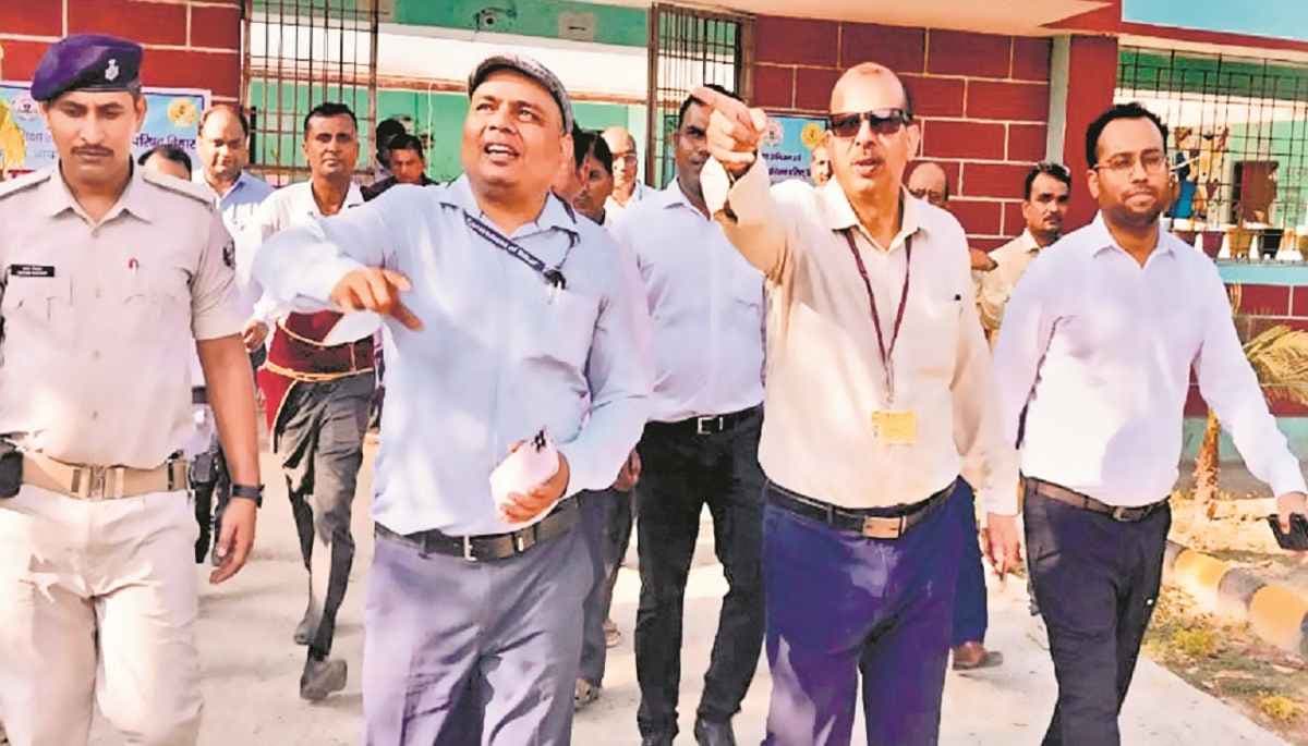 स्कूल में न बच्चे आते हैं न टीचर... बिहार में सैकड़ों शिक्षक बर्खास्त, 3 लाख से अधिक छात्रों के कटे नाम