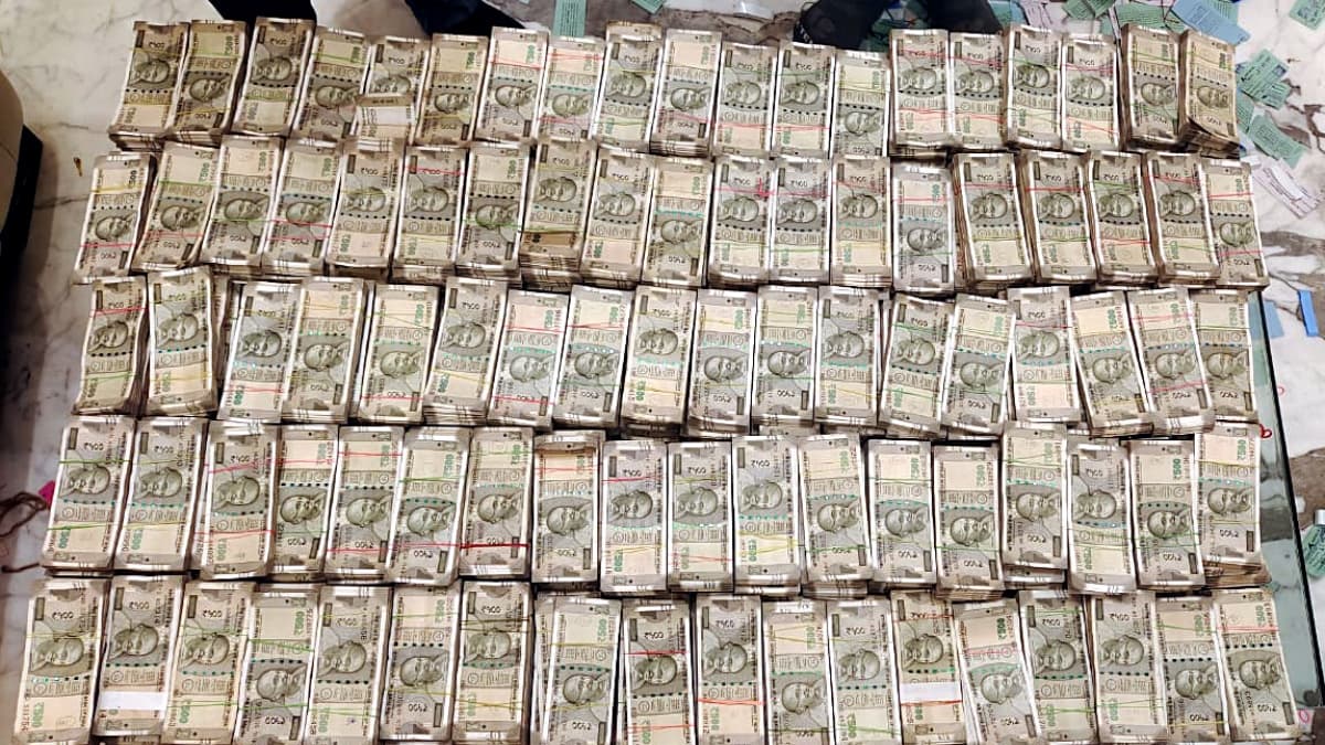 बेंगलुरु में आयकर विभाग की रेड; फ्लैट में बिस्तर से मिले 42 करोड़, 5 चुनावी राज्यों में होनी थी फंडिंग