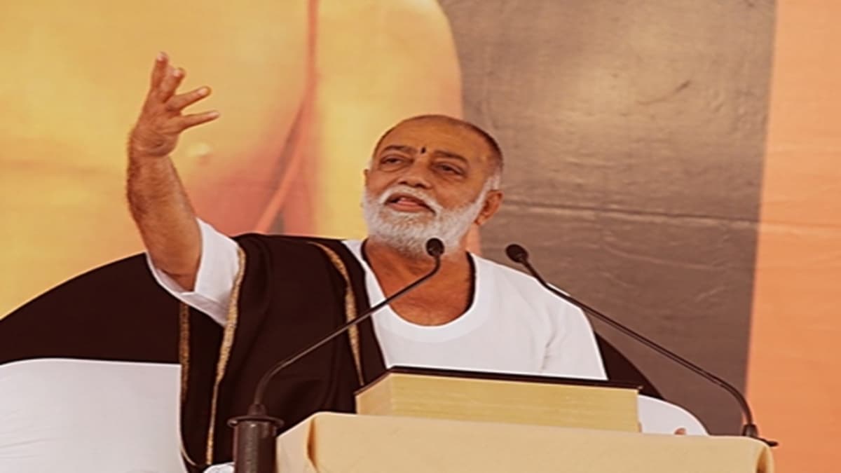 मोरबी ब्रिज हादसे पर मोरारी बापू का विवादित बयान, कहा - जो होना था वह हो चुका, अब आरोपी दिवाली मनाएं