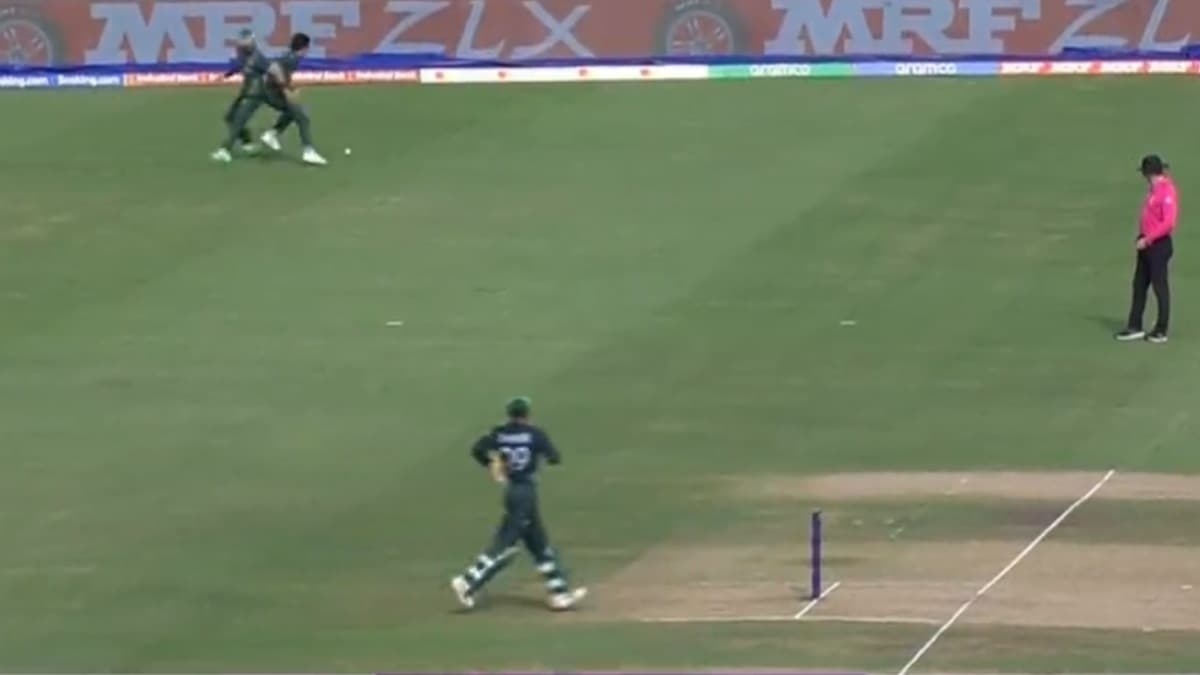 PAK vs AUS: और इन्हें वर्ल्ड कप चाहिए...पाकिस्तान की फील्डिंग से फिर हुई फजीहत, सोशल मीडिया पर लग गई क्लास