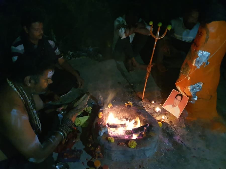 मध्य प्रदेश चुनाव में तंत्र-मंत्र का तड़का, श्मशान घाट पर कमलनाथ की तस्वीर रख तांत्रिक ने की पूजा, बीजेपी ने घेरा