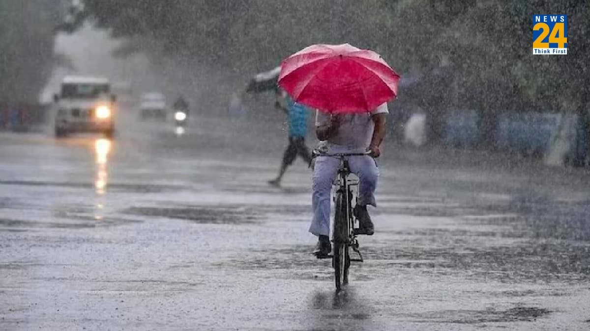 Weather Update: उत्तर प्रदेश समेत 10 राज्यों में भारी बारिश का अलर्ट, पहाड़ों में होगी बर्फबारी; जानें मौसम का हाल