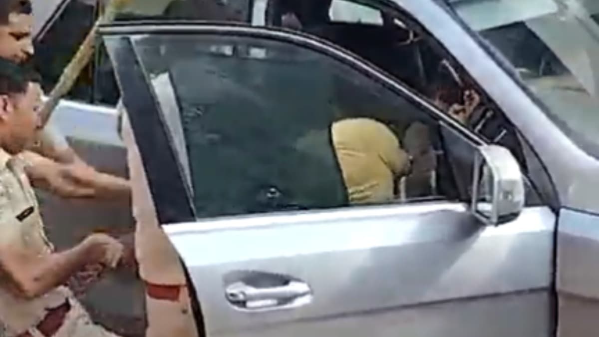 Rajasthan: चूरू में बीच बाजार कार चालक के साथ पुलिस की मारपीट, वीडियो वायरल