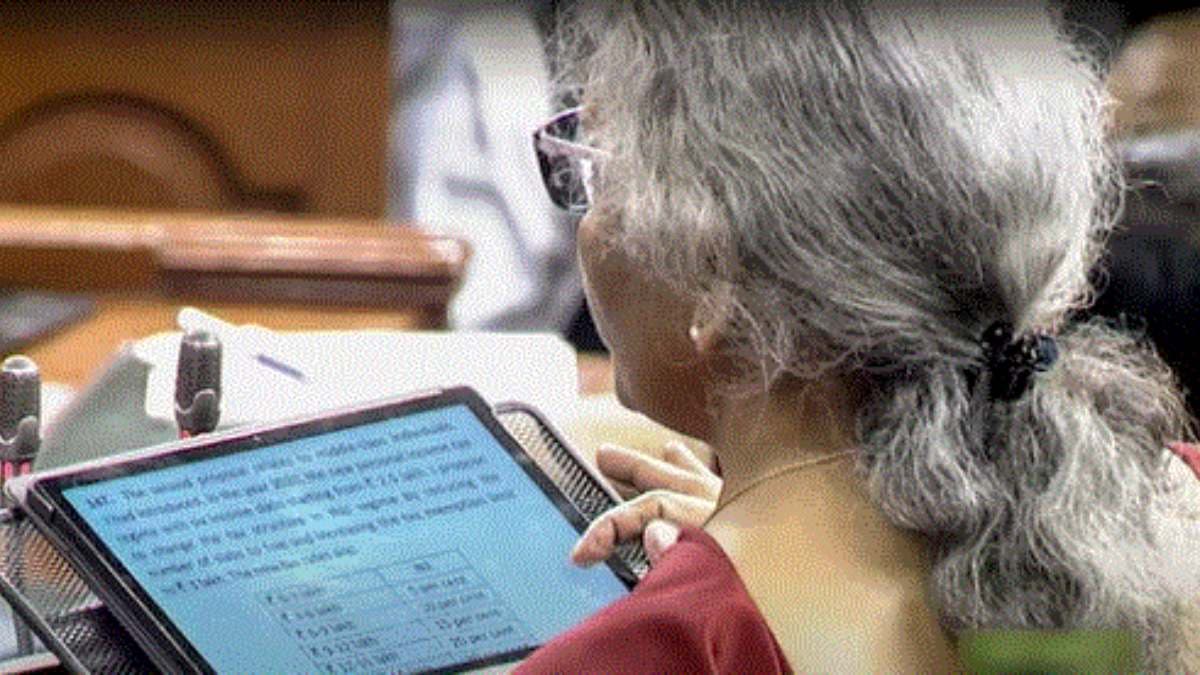 Budget 2024: कैसे बदला है बजट पेश करने का तरीका? ब्रीफकेस और बही खाते से टैबलेट तक का सफर
