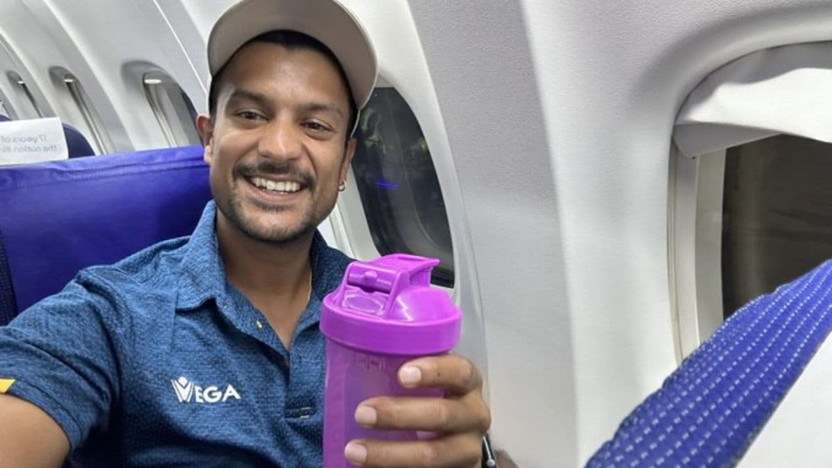 'रिस्क नहीं लेने का रे बाबा' Mayank Agarwal ने प्लेन में बैठकर बोतल के साथ ली सेल्फी