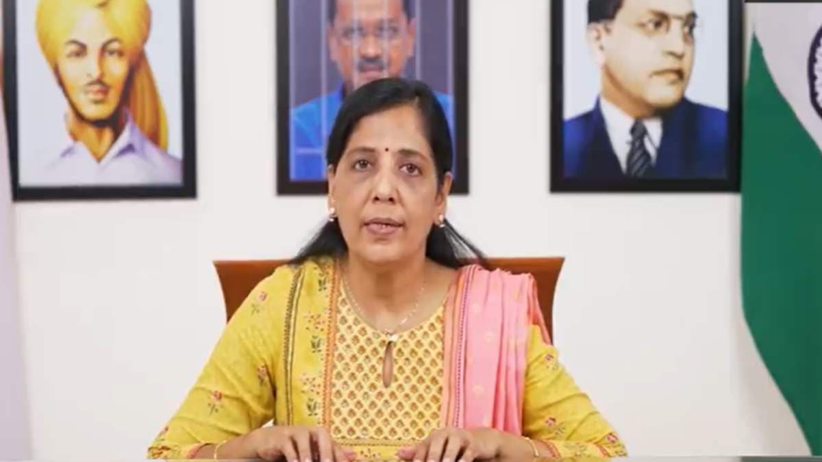 'दिल्ली के 2 करोड़ लोग मेरा परिवार हैं', सुनीता केजरीवाल ने जनता को दिया CM केजरीवाल का संदेश