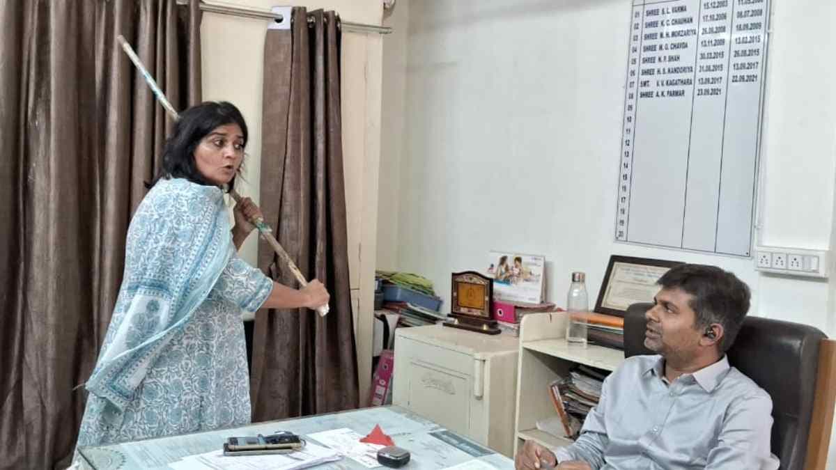 महिला पार्षद के सिर पर आई 'माता', लाठी लेकर पहुंची बिजली विभाग के दफ्तर..अधिकारी सन्न; देखें वीडियो