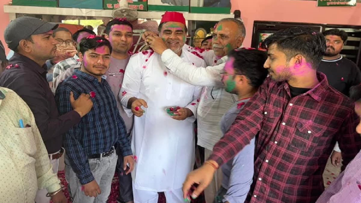 कौन हैं मोहम्मद फहीम इरफान? सपा के विधायक ने जुमे की नमाज विवाद के बीच मनाई होली