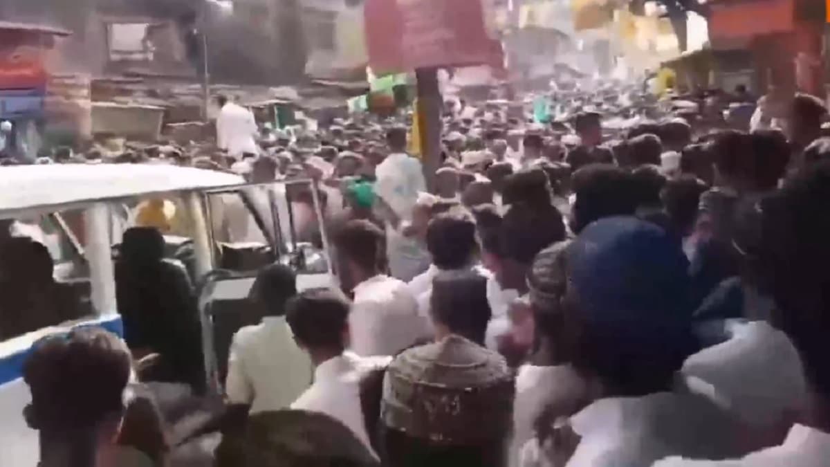 वक्फ के विरोध में पश्चिम बंगाल में फिर भड़की हिंसा, आगजनी-बमबाजी से दहला मुर्शिदाबाद; 10 पुलिसकर्मी घायल