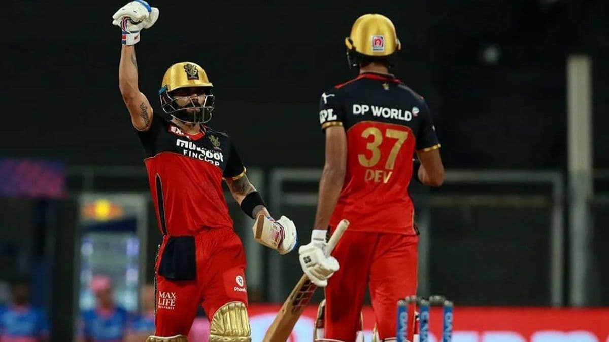 IPL 2025: प्लेऑफ से पहले RCB को लगा तगड़ा झटका, स्टार खिलाड़ी टूर्नामेंट से हुआ बाहर, मयंक की हुई एंट्री