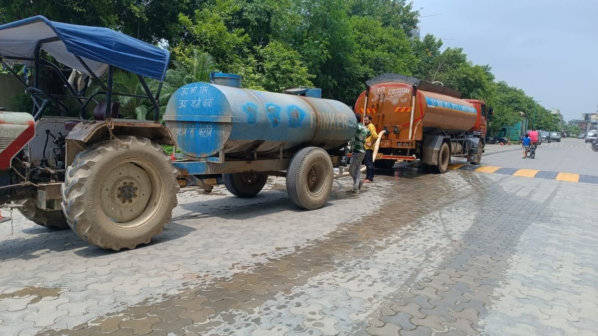 Greater Noida News: ग्रेटर नोएडा वेस्ट की ईकोविलेज 1 सोसायटी में बिजली के बाद छाया पानी संकट, टैंकरों पर निर्भर 7 हजार परिवार