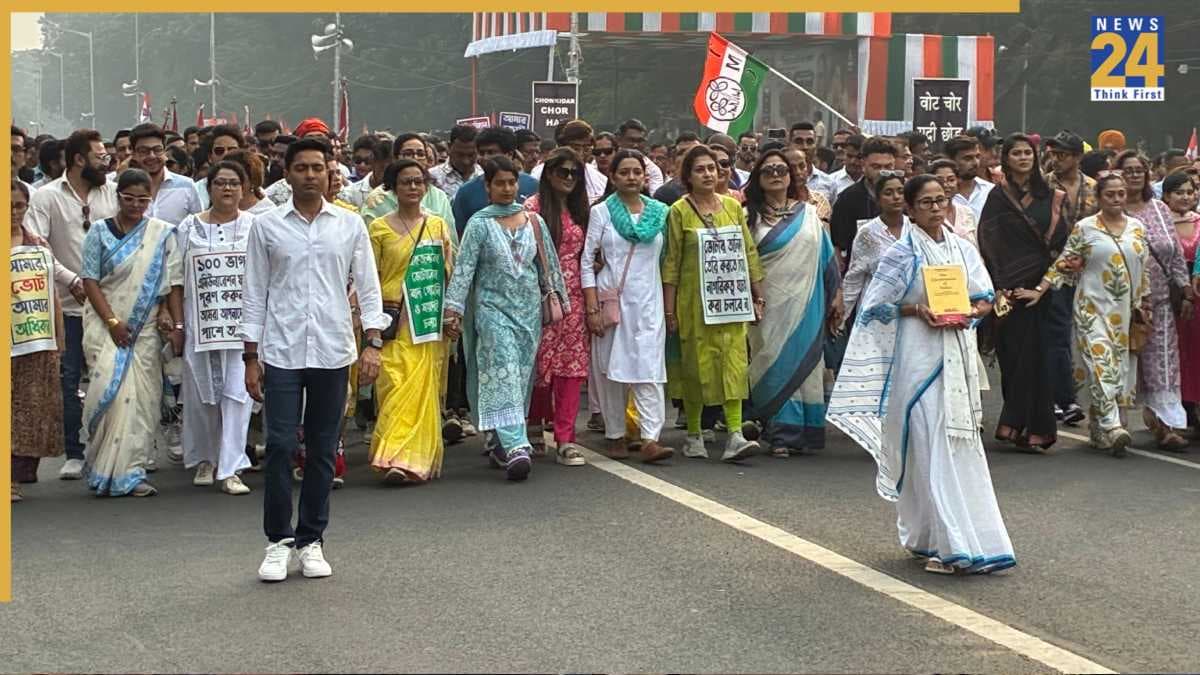 SIR के विरोध में TMC का विशाल पैदल मार्च शुरू, CM ममता के साथ हैं अभिषेक बनर्जी, समर्थन में उतरे हजारों लोग
