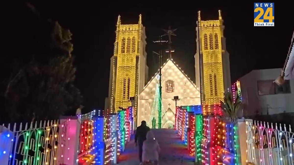 देशभर में क्रिसमस का जश्न, सुनहरे रंग की रोशनी से जगमगाए चर्च; यीशु मसीह के जन्म की बांटीं खुशियां