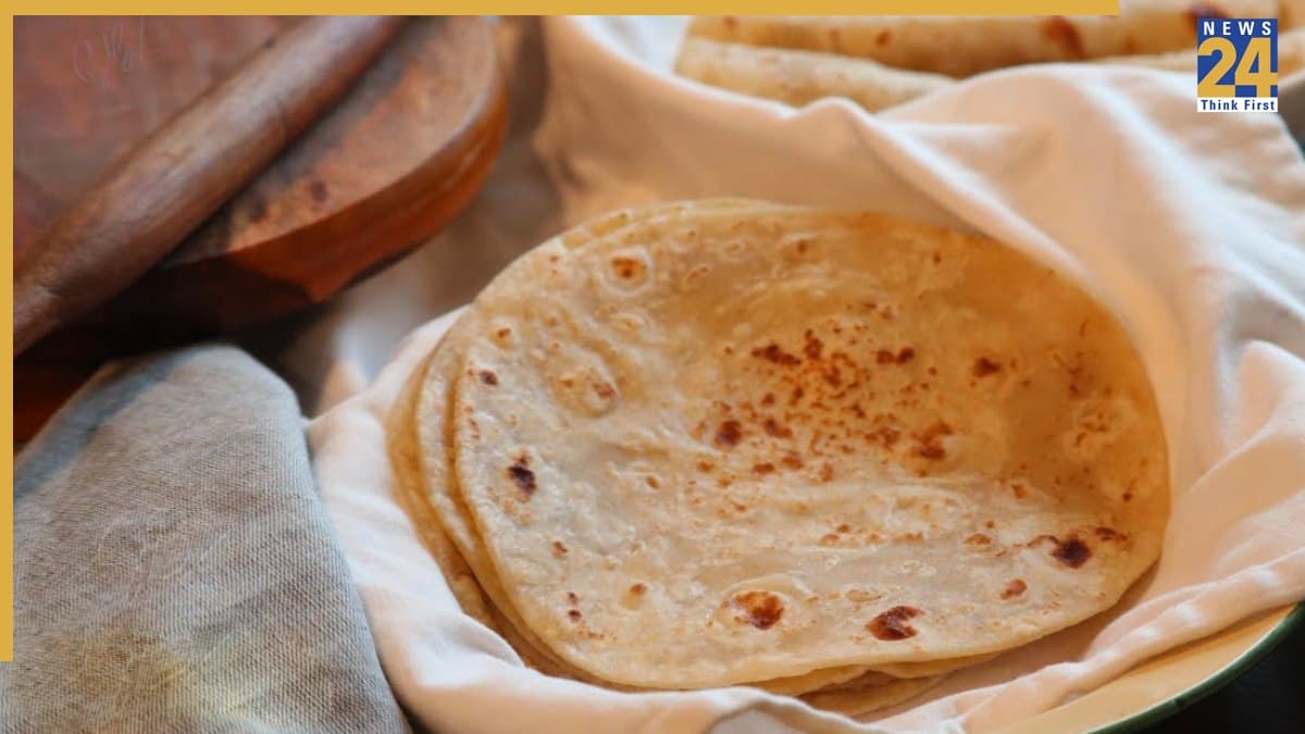 Roti Making Rules: गूंथी हुई बासी आटे की रोटियां बनाने पर एक्टिव हो जाता है राहु, रोटी बनाते वक्त न करें ये 4 गलतियां
