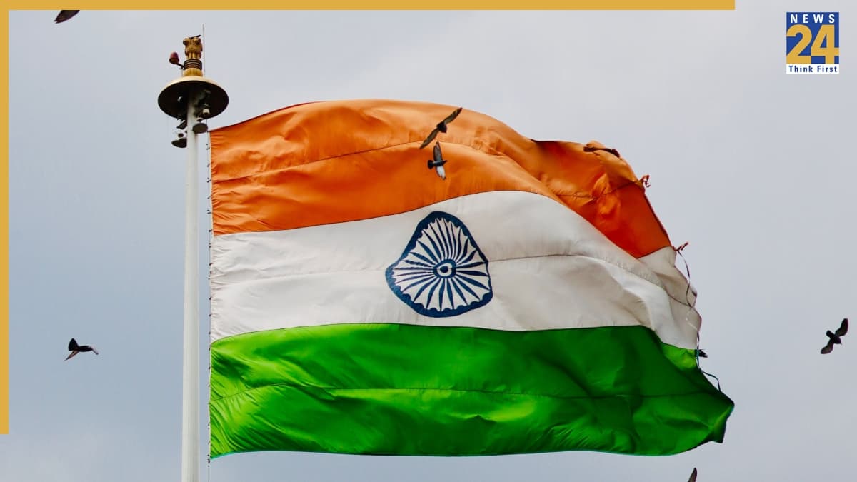 Independence Day 2026: अब तक कितनी बार बदला भारत का झंडा? 1906 के पहले झंडे से आज के अशोक चक्र तक जानें पूरा सफर