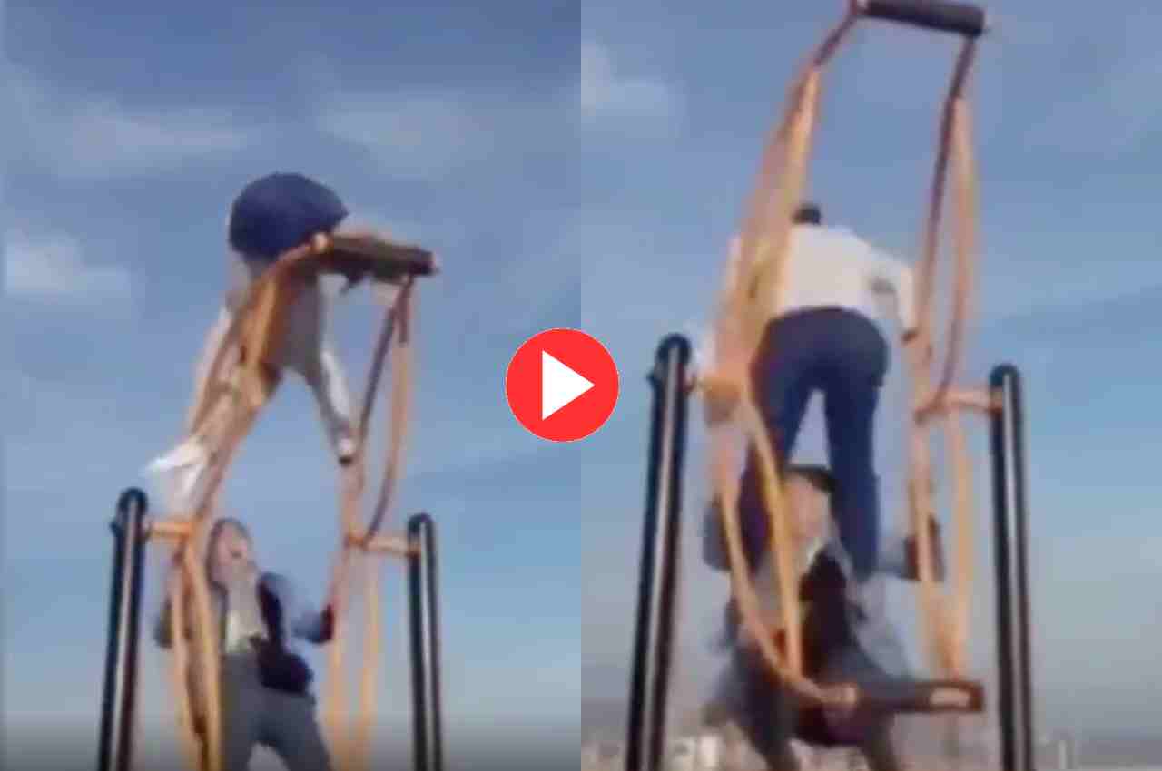 Funny Video: पार्क में झूला झूलने पहुंच गई दो ल हुआ देख नहीं रुकेगी हंसी