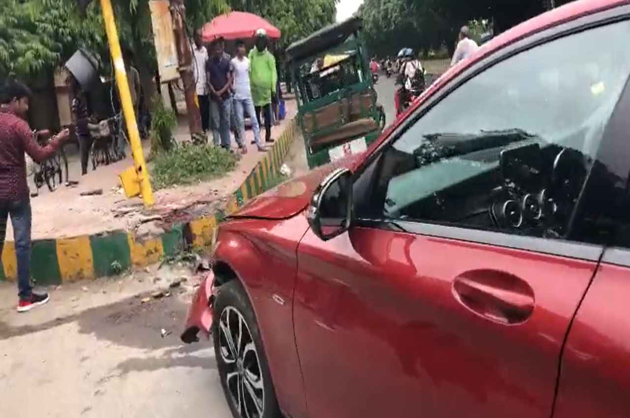 Road Accident In Noida: मर्सिडीज कार ने ई-रिक्शा चालक को रौंदा, अस्पताल में हो गई मौत