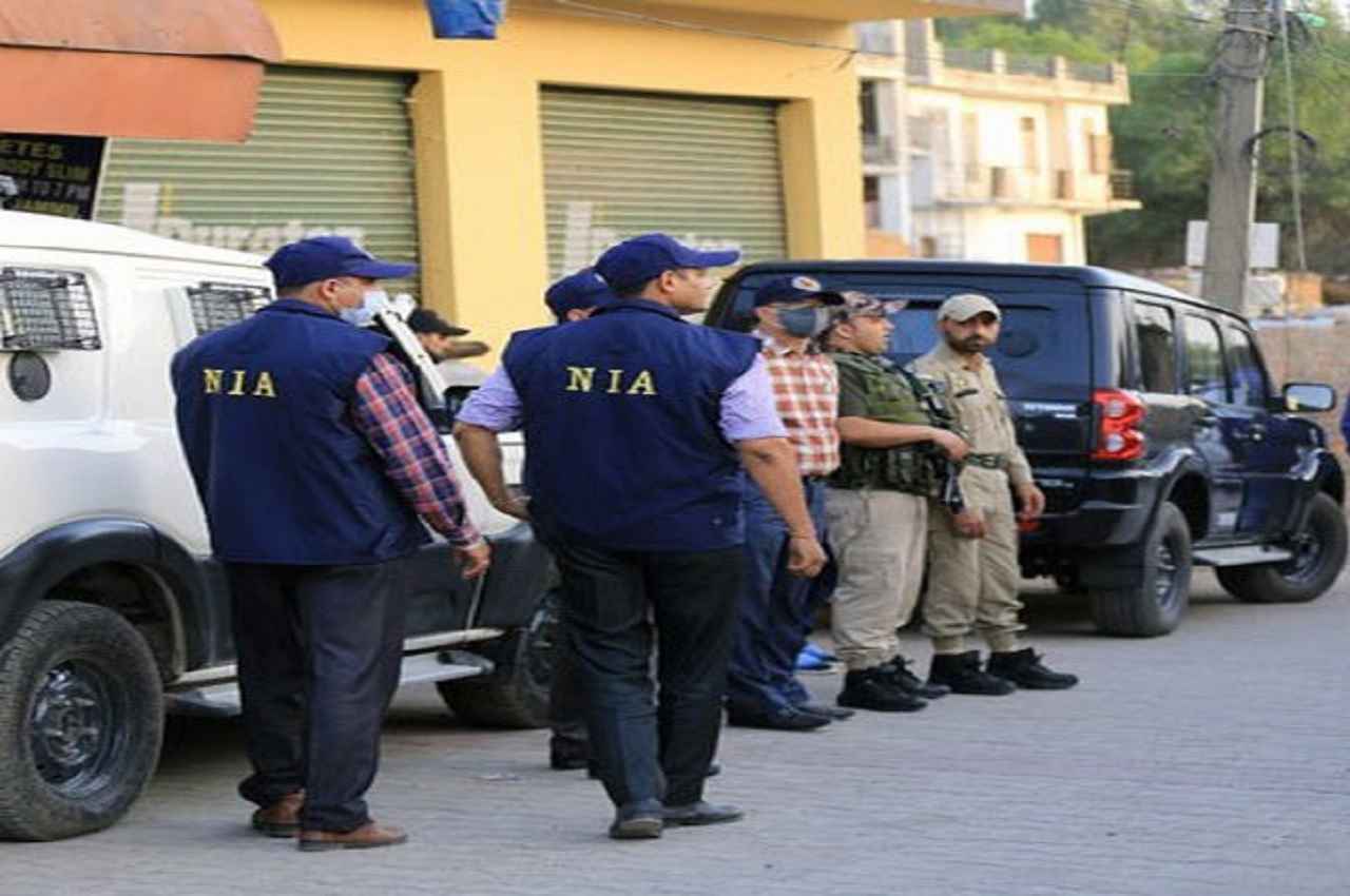 NIA Raids: आतंकियों की तलाश में जुटी राष्ट्रीय जांच एजेंसी, दिल्ली समेत 14 जगहों पर रेड