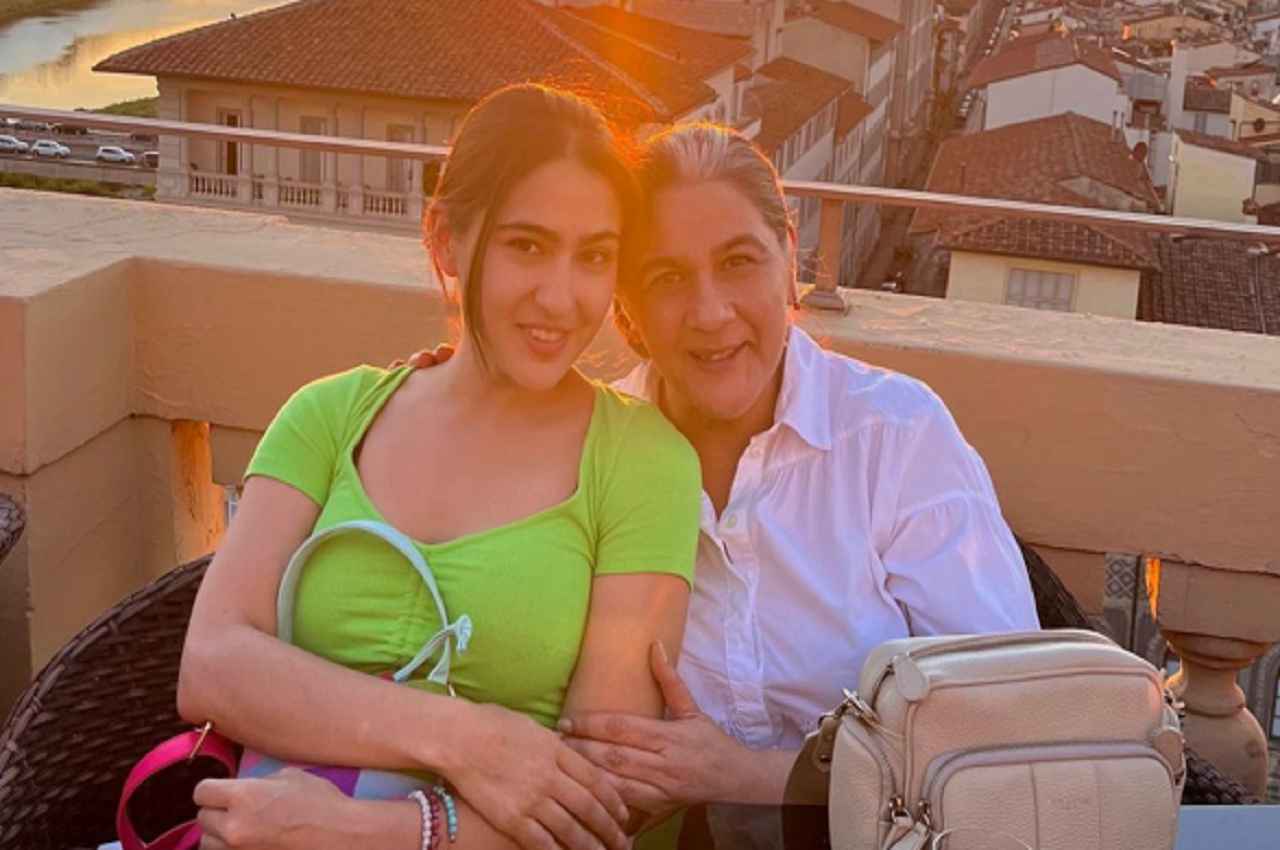 Sara Ali Khan Vacation: मां अमृता सिंह संग इटली पहुंची सारा अली खान, लुक पर फैंस फिदा