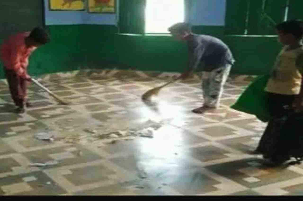 स्कूल में झाड़ू लगाते बच्चे का वीडियो वायरल, देखें