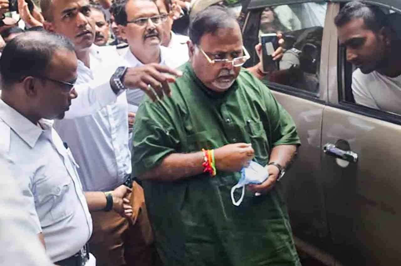 पार्थ चटर्जी मंत्री पद से हटाए गए, कैबिनेट बैठक के बाद ममता बनर्जी ने लिया एक्शन