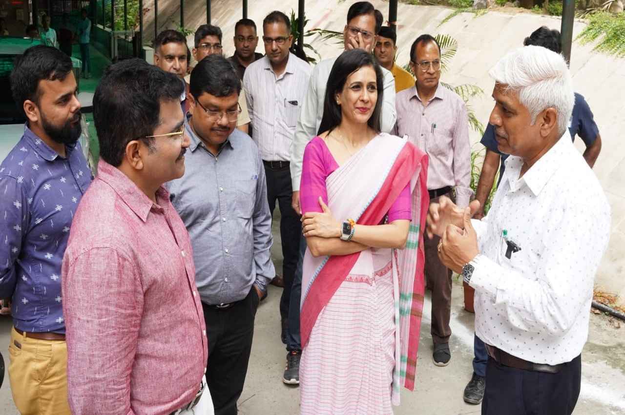 Delhi: समाज कल्याण मंत्री राजेंद्र पाल गौतम ने लेडी नायस सीनियर सेंकेंड्री स्कूल का किया निरीक्षण, बच्चों से की बात