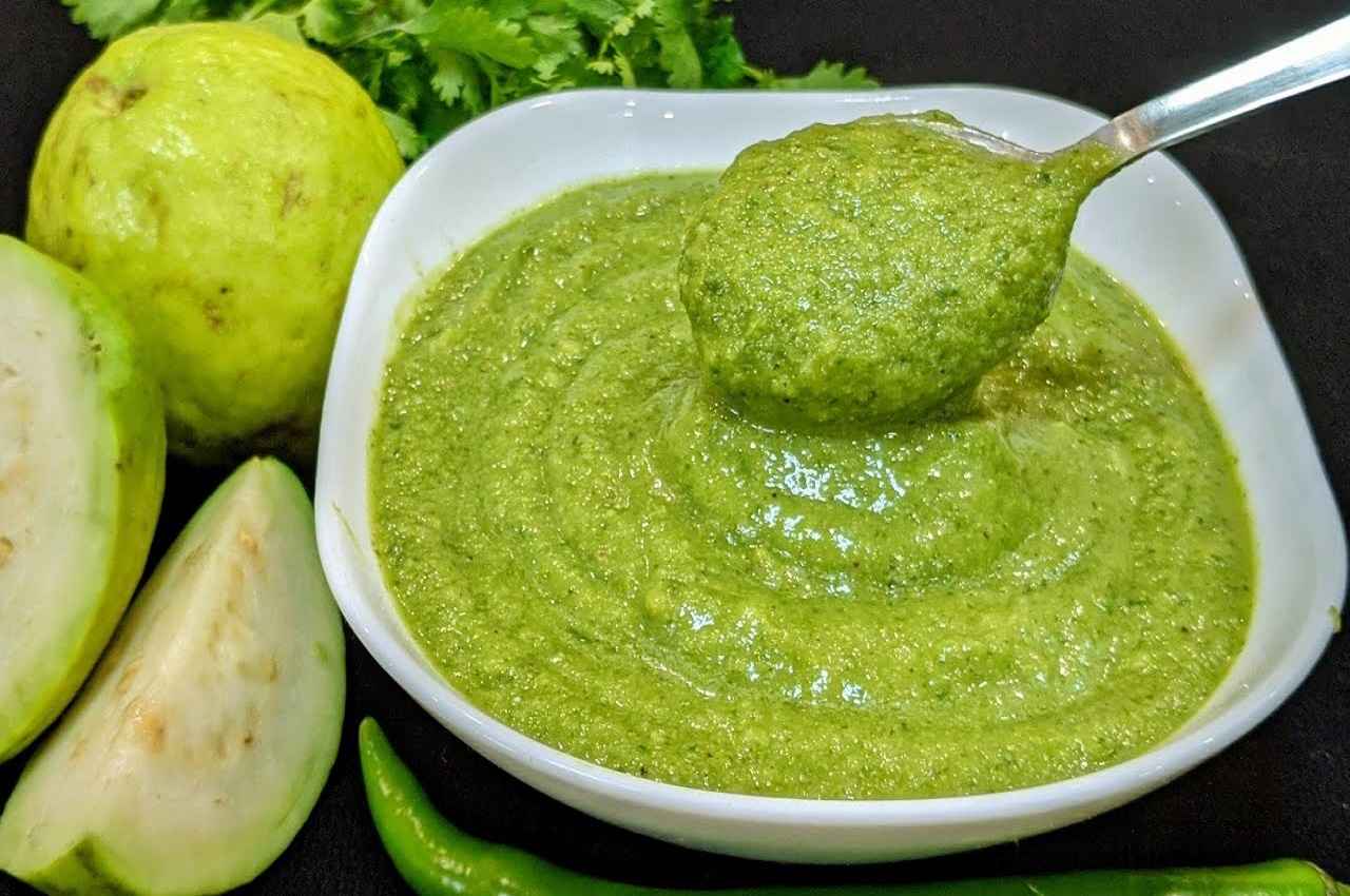 Guava Chutney Recipe: मानसून सीजन में स्वाद का तड़का लगाएं चटपटी अमरूद की चटनी बनाकर, जानें रेसिपी