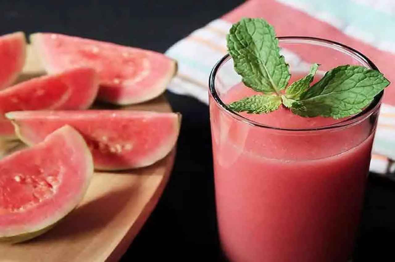 Guava Smoothie Recipe: पेट से जुड़ी समस्याओं में औषधी की तरह काम करती है अमरूद की स्मूदी, नोट करें रेसिपी
