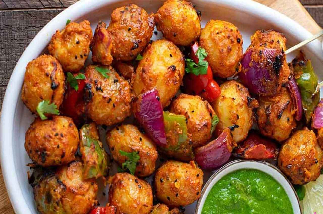 Aloo Achari Tikka Recipe: हाउस पार्टी के लिए न्यू एक्सपेरिमेंट के साथ बनाएं चटपटे आलू अचारी टिक्का, जानें रेसिपी