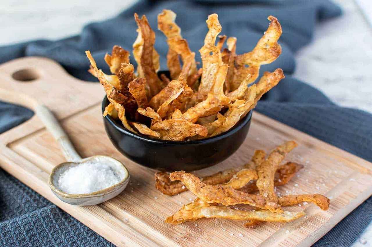 Potato Peel Crisp Recipe: इवनिंग स्नैक में झटपट बनाएं चटपटे आलू के छिलकों के क्रिस्प्स, जानें 5 मिनट रेसिपी