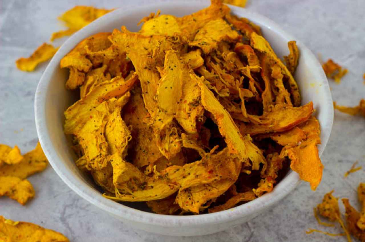Pumpkin Peel Chips Recipe: कद्दू के छिलकों को फेंकने की बजाय, स्नैक में बनाएं क्रिस्पी चिप्स, नोट करें रेसिपी
