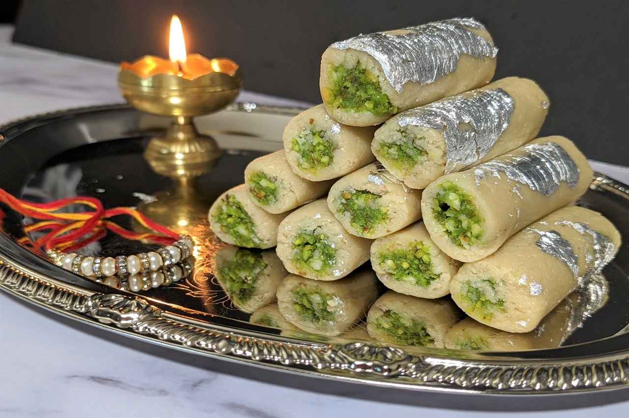 काजू बादाम रोल काजू बादाम रोल