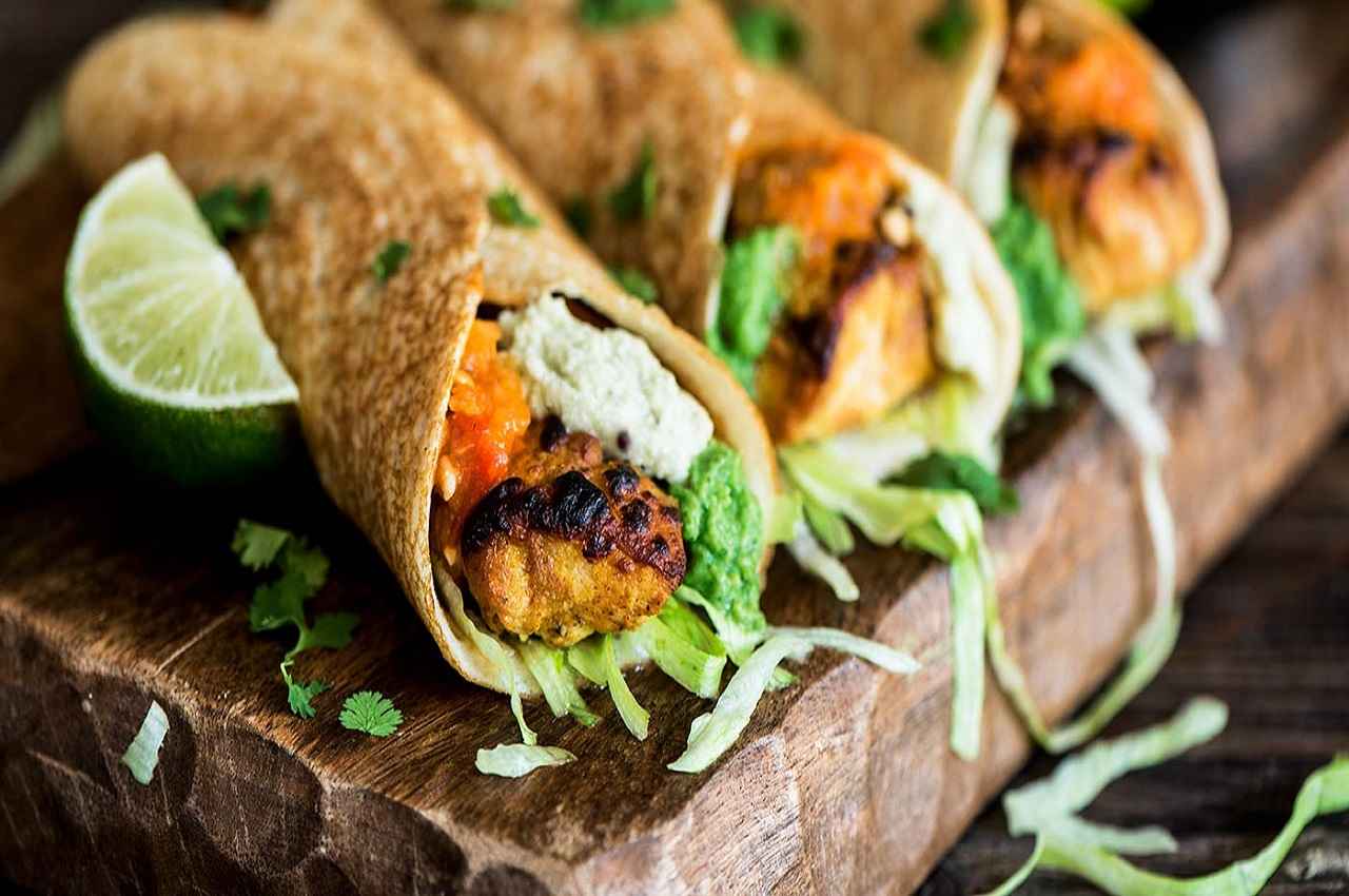 Chicken Dosa Recipe: हाउस पार्टी के दौरान मैंन्यू में शामिल करें लाजवाब चिकन डोसा, जानें झटपट रेसिपी