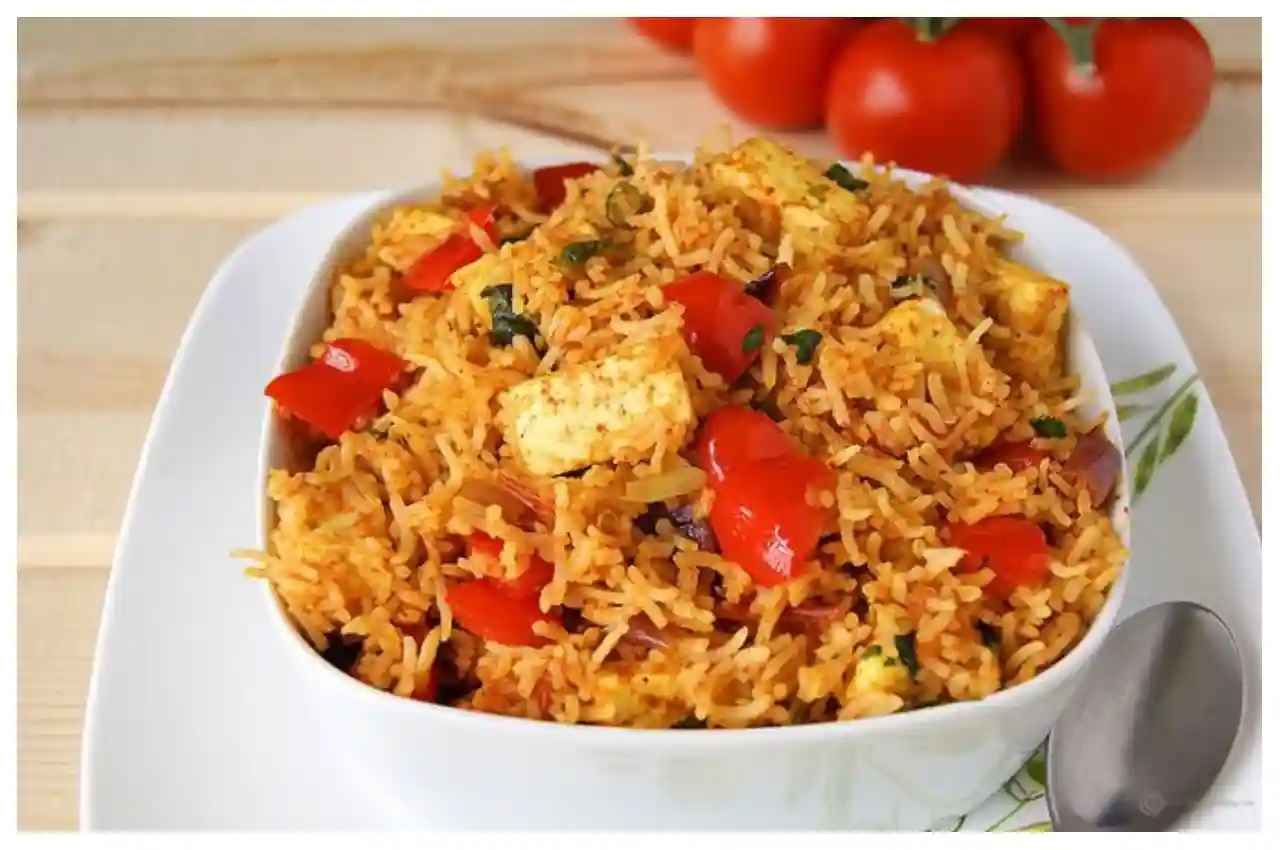 Tomato Pulao Recipe: स्वादिष्ट और चटपटे टमाटर पुलाव से बढ़ाएं लंच का मजा, जानें इंस्टेंट रेसिपी