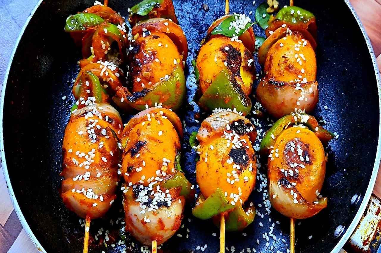 Tandoori Egg Recipe: अंडा खाने के शौकीन लंच में जरूर ट्राई करें डिलीशियस तंदूरी एग, जानें रेसिपी