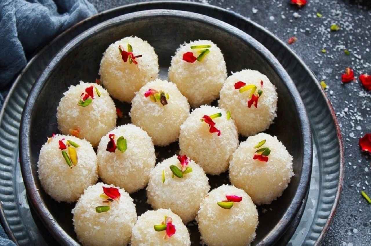 Janmashtami 2022 Bhog Special: जन्माष्टमी के शुभ अवसर पर नंद गोपाल को लगाएं नारियल के लड्डुओं का भोग, जानें रेसिपी