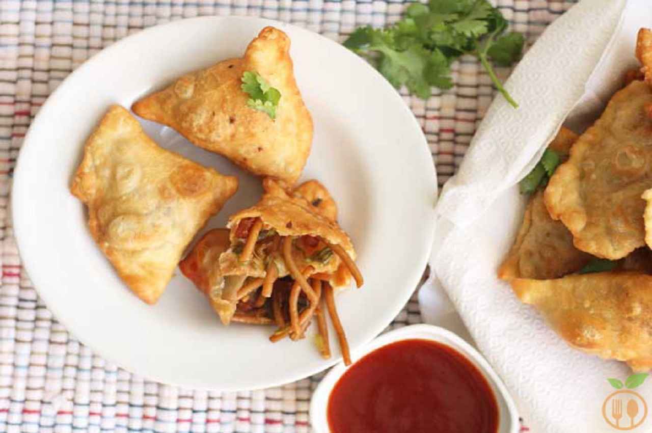 Noodles Samosa Recipe: शाम की हल्की भूख को तुरंत शांत करें चटपटे और क्रिस्पी नूडल्स समोसे के साथ, जानें रेसिपी
