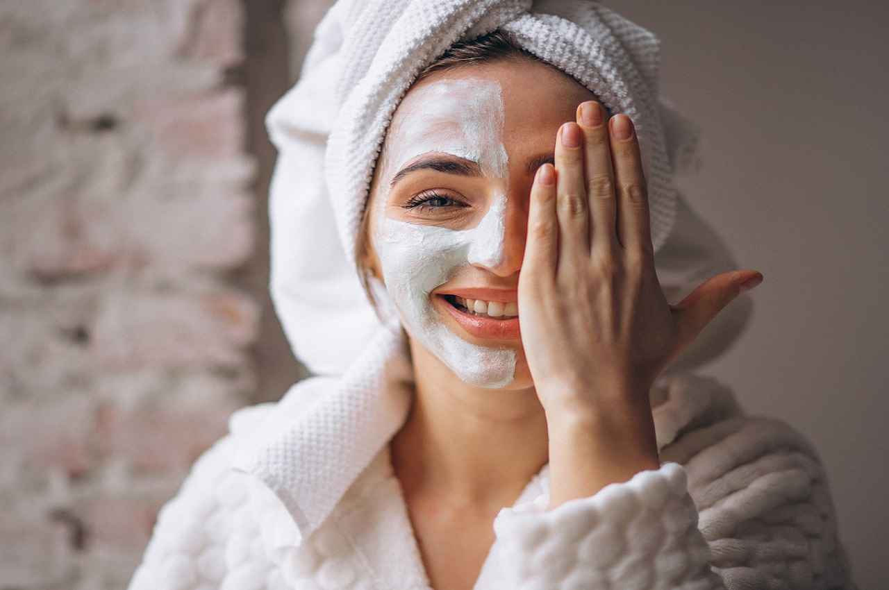 Tips For Glowing Skin: 2 चम्मच कच्चे दूध में मिलाकर लगाएं ये एक खास चीज, चांद जैसा चमकने लगेगा चेहरा