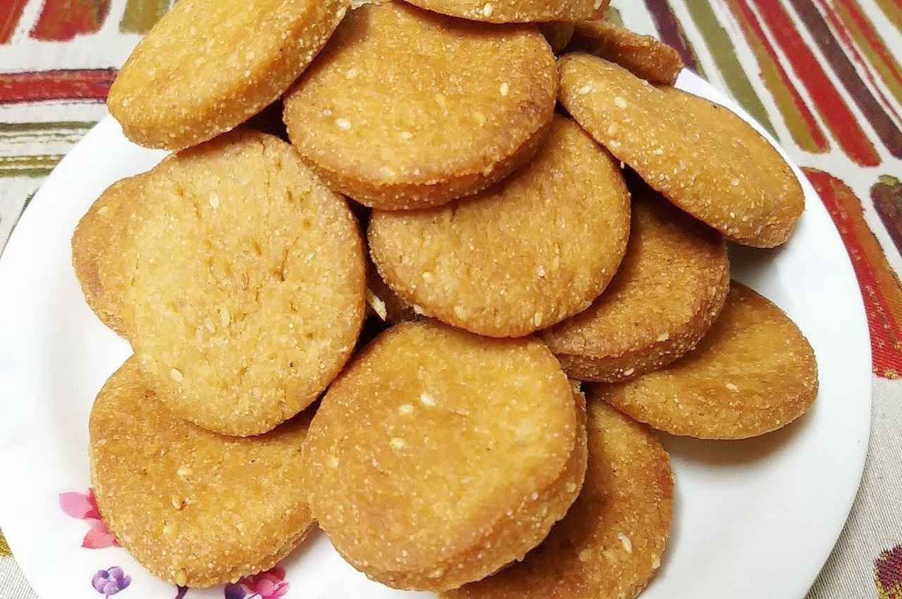 Maida Sweet Puri Recipe: गर्मागर्म चाय के स्वाद को दोगुना बनाएं मैदे की मीठी और क्रिस्पी पूरी के साथ, जानें रेसिपी