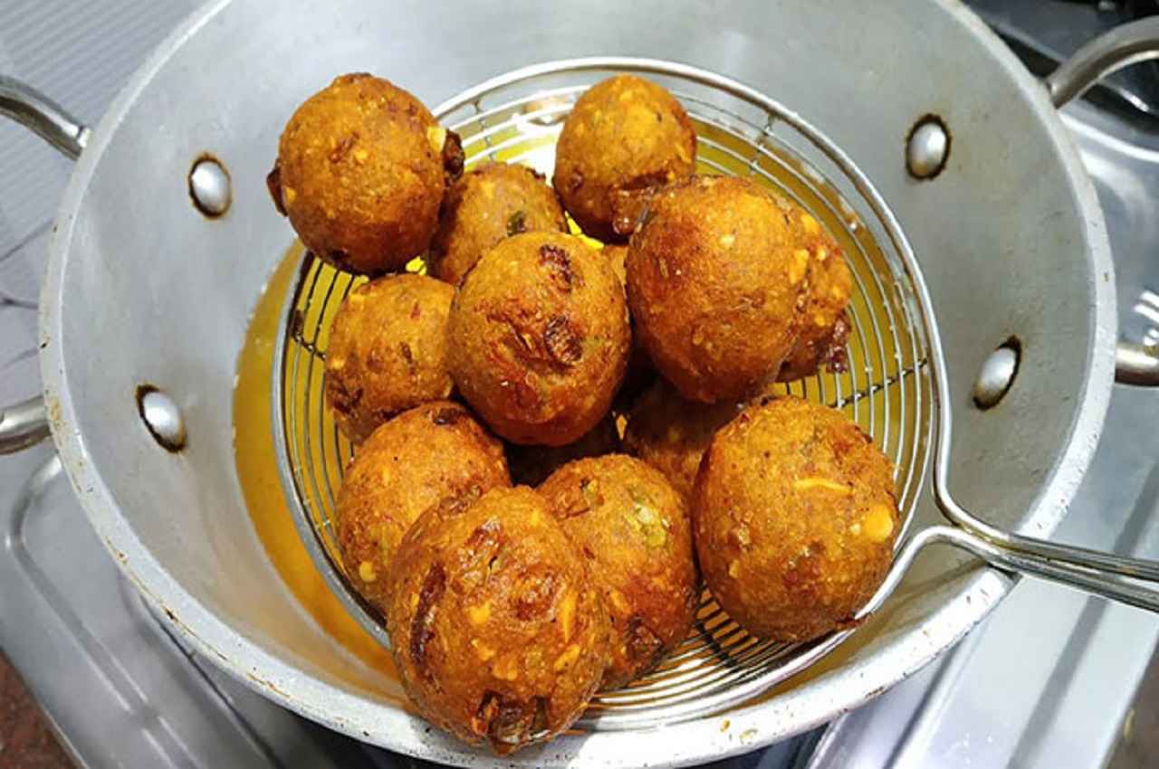 Leftover Roti Balls Recipe: बची हुई रोटी से नाश्ते में बनाएं स्वादिष्ट और कुरकुरी रोटी बॉल्स, जानें रेसिपी