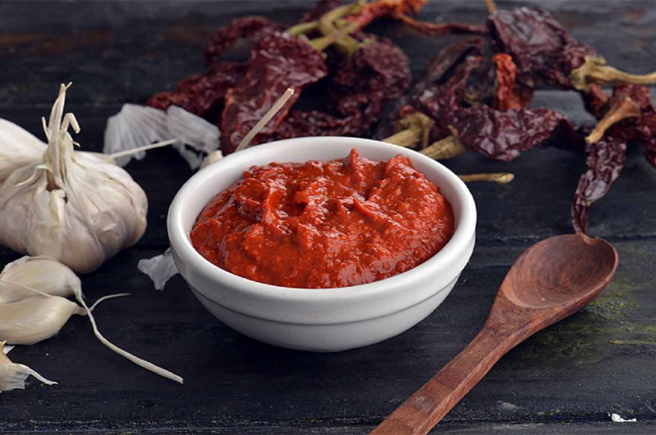 Garlic Chutney Recipe: खाने के स्वाद को दोगुना बना देती है चटपटी लहसुन की चटनी, जानें रेसिपी