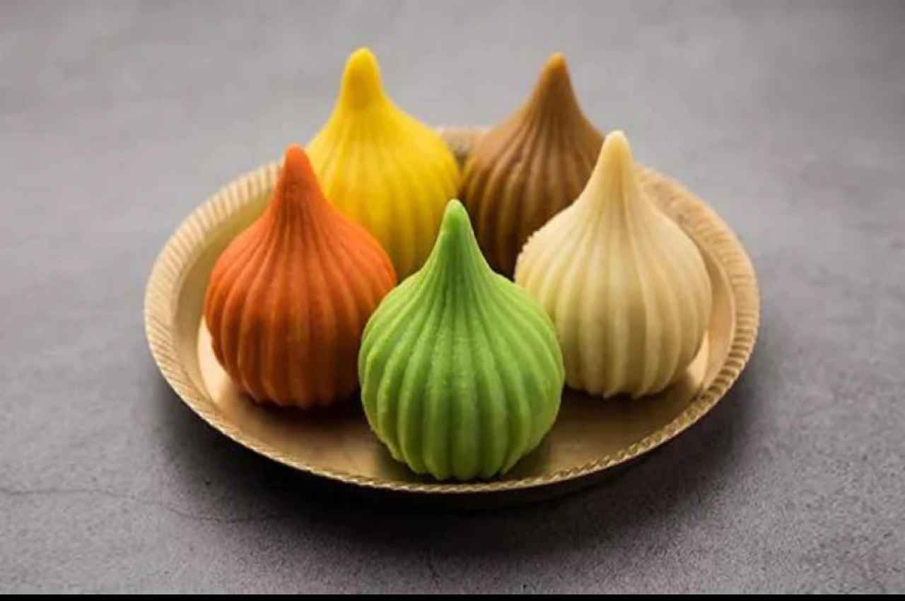 Sugar Free Khajoor Modak Recipe: फिटनेस फ्रीक गणेश चतुर्थी के अवसर पर मुंह मीठा करें शुगर फ्री खजूर मोदक के साथ, जानें रेसिपी