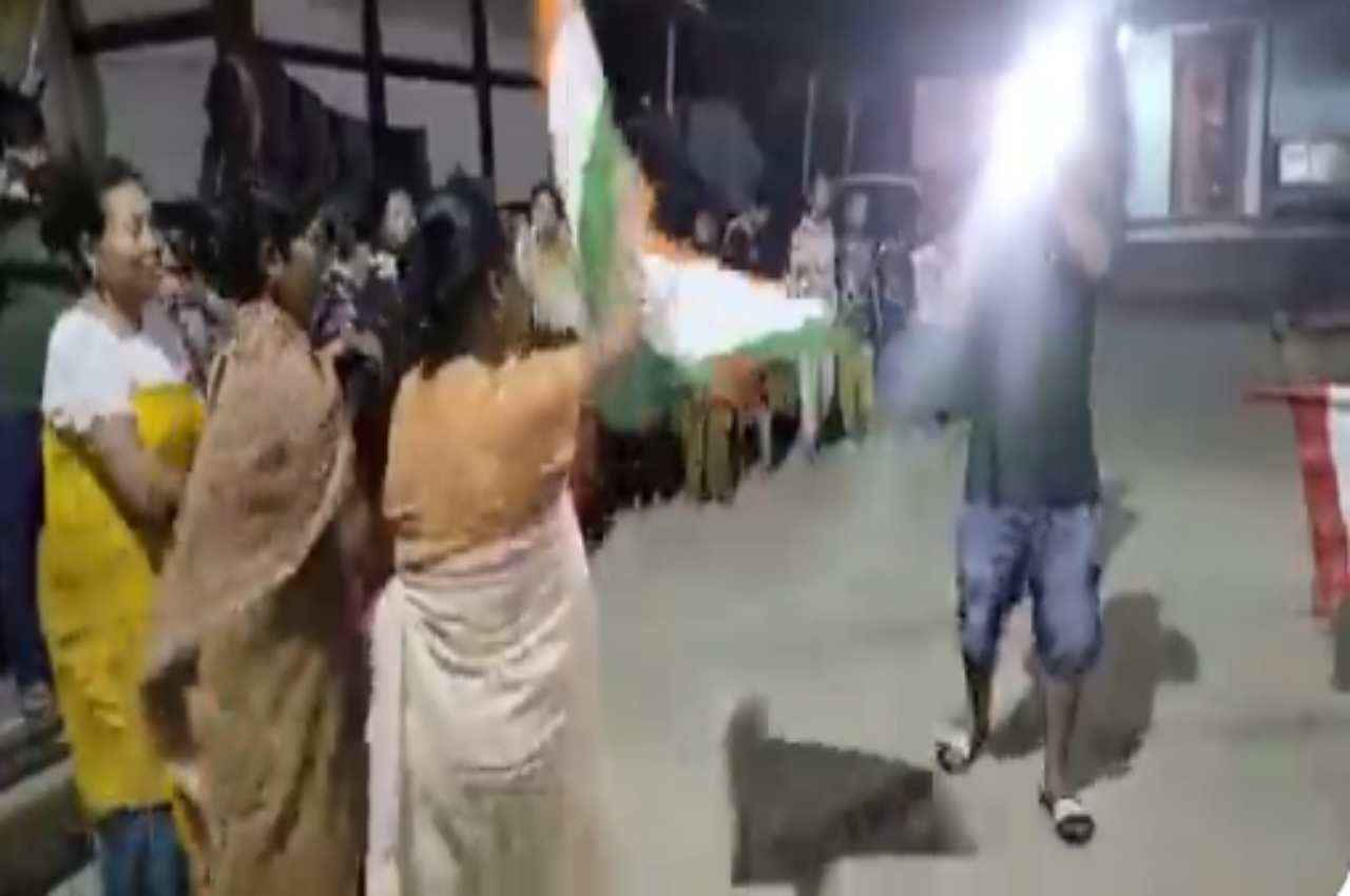 CWG 2022: बेटी ने बढ़ाया देश का मान, पड़ोसियों के साथ जमकर झूमीं मीराबाई चानू की मां