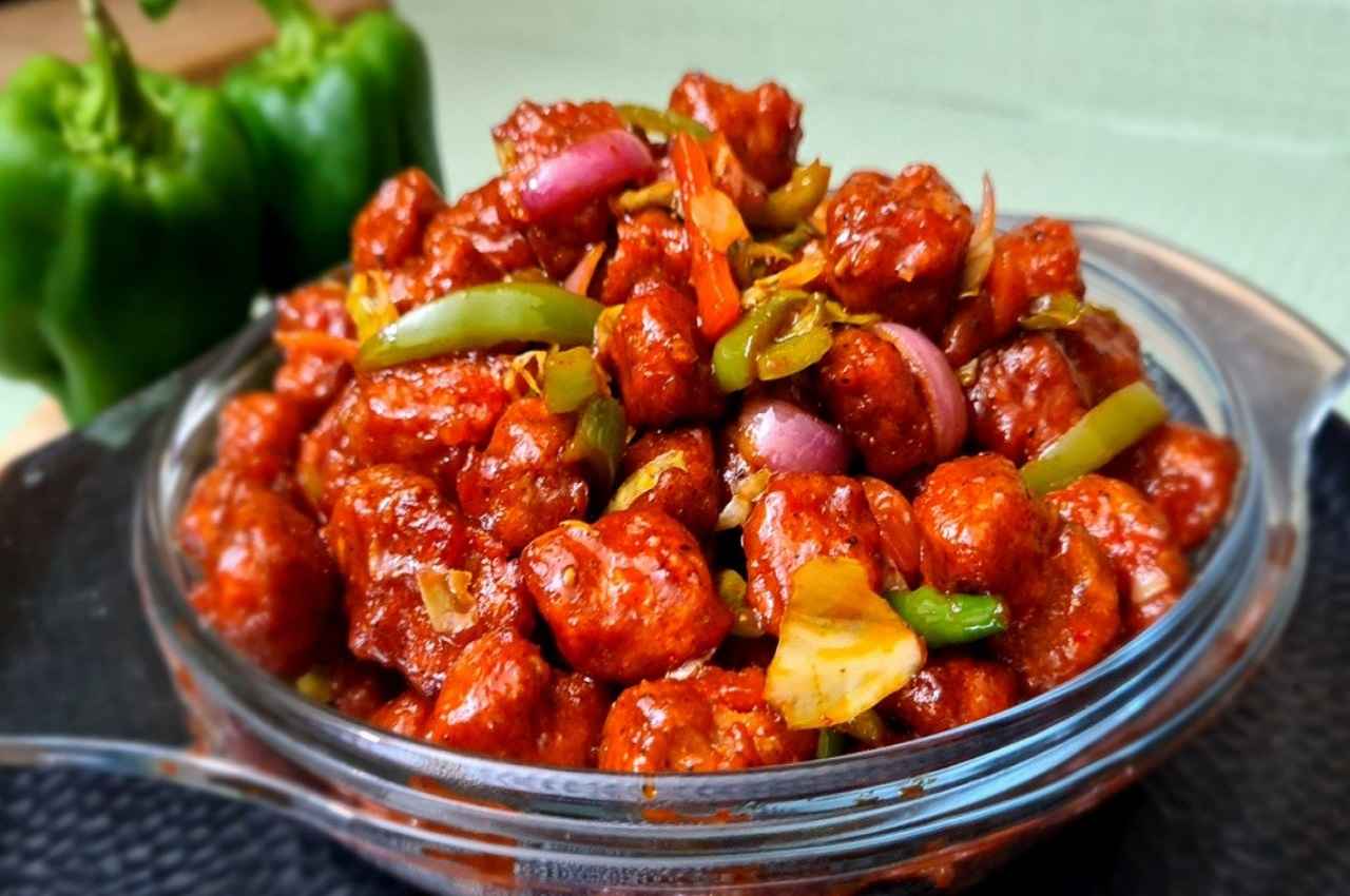 Soyabean Chilli Recipe: स्नैक में चटकारे लेकर खाएं चटपटी और मसालेदार सोयाबीन चिली बनाकर, जानें रेसिपी