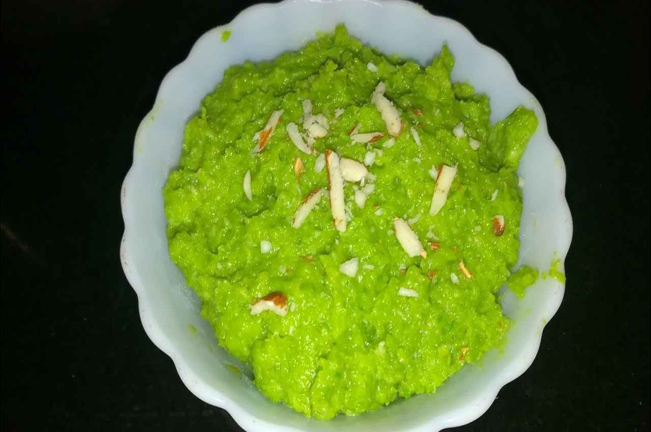 Matar Halwa Recipe: घर आए मेहमानों को मीठे में सर्व करें टेस्टी हरी मटर का हलवा, जानें सिंपल रेसिपी