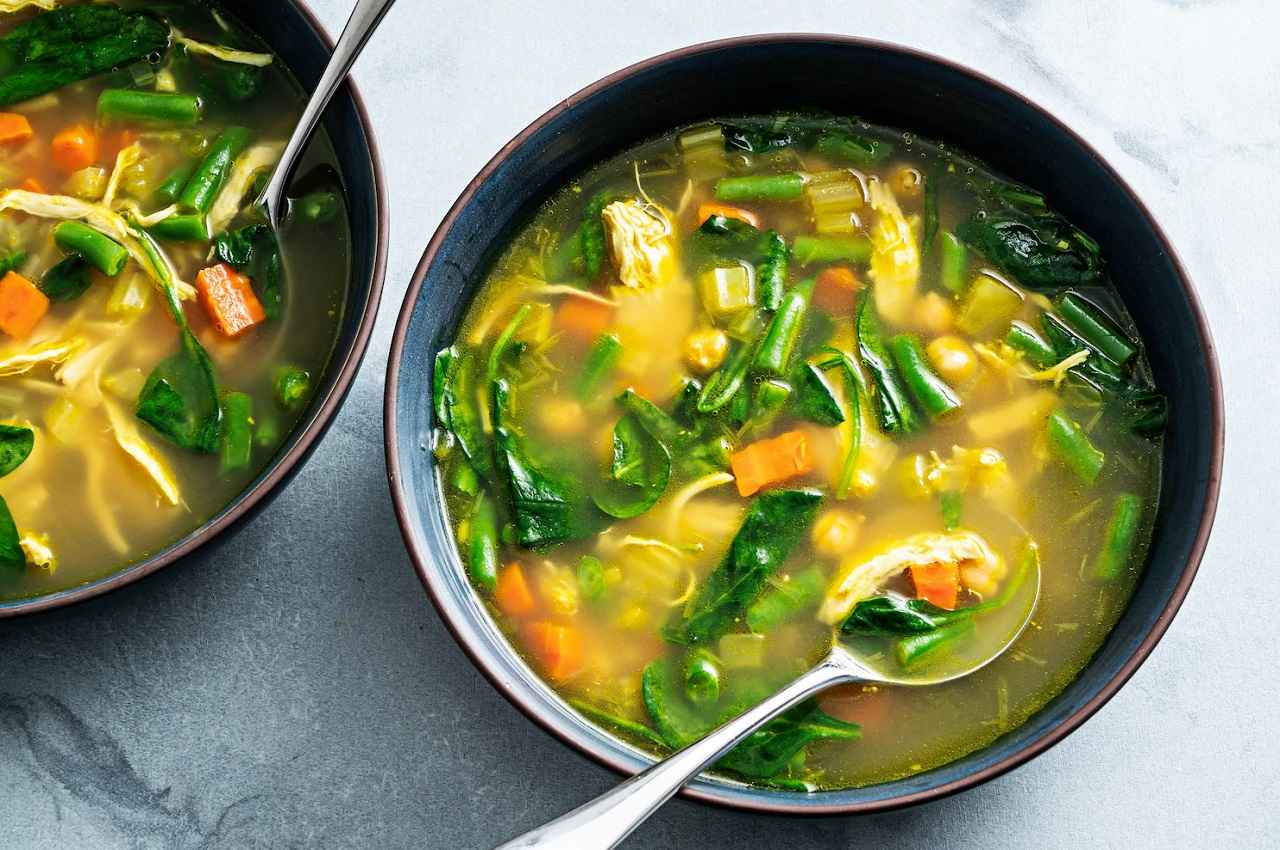 Hot Veg Broth Recipe: मानसून सीजन में पीएं हॉट वेज ब्रोथ, गले और नाक को मिलेगा आराम, जानें रेसिपी