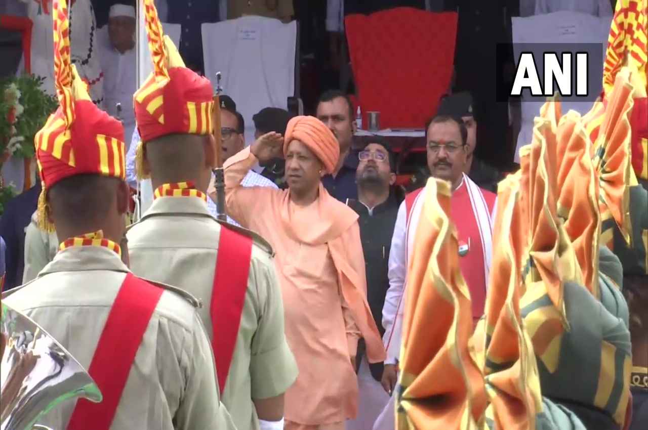 Independence Day 2022: सीएम योगी ने फहराया तिरंगा, कहा-सबसे पहले सिर्फ राष्ट्र है