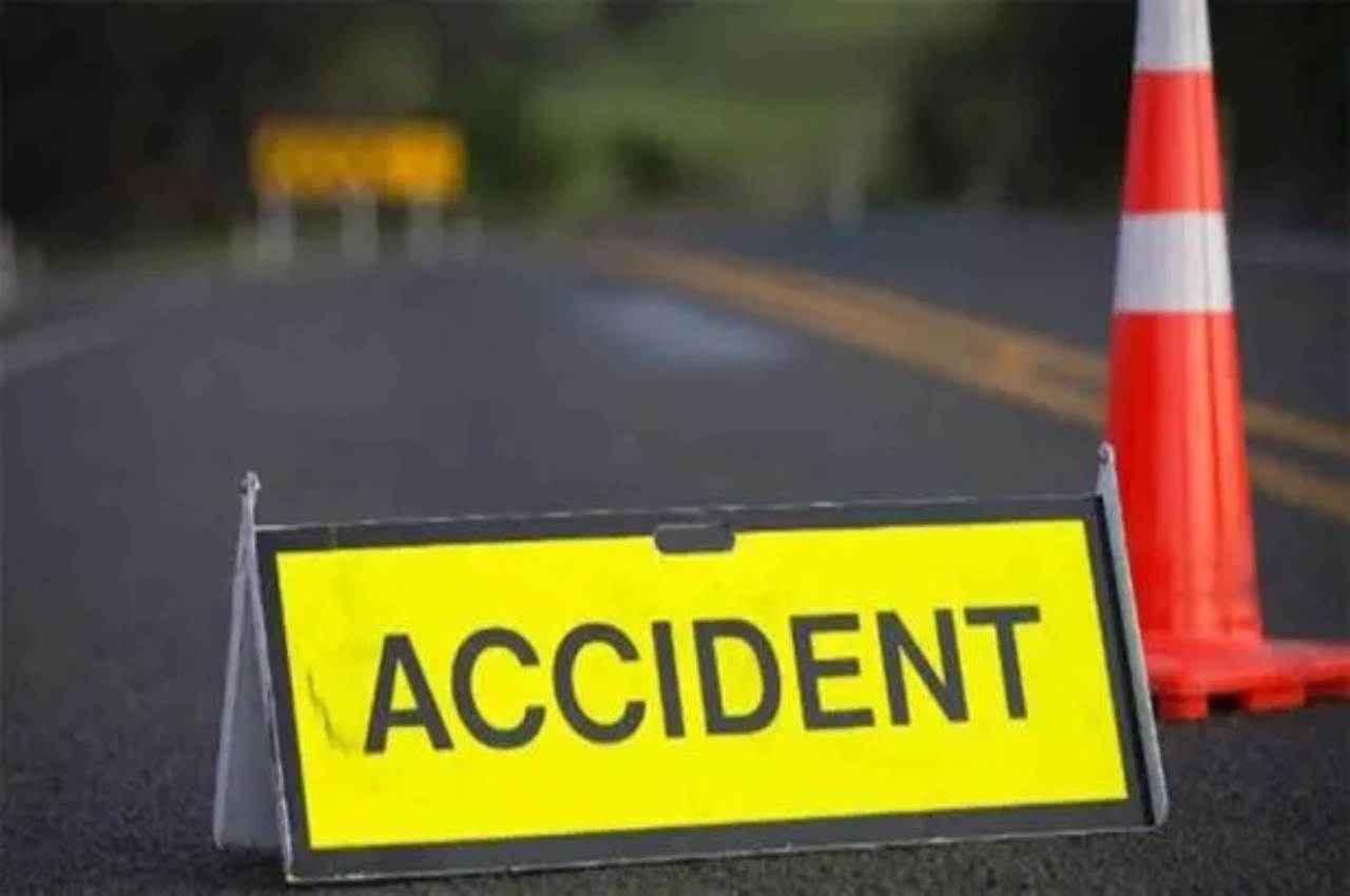 छत्तीसगढ़ में भीषण सड़क हादसा, तेज रफ्तार कार ने ट्रक को मारी टक्कर, मौके पर 2 छात्रों की मौत